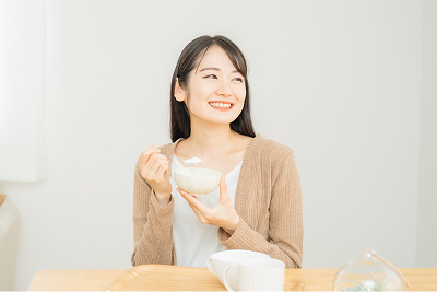 ヨーグルトを飲む女性