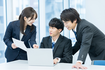 オフィスで働く従業員