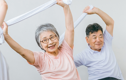 元気に運動するシニア